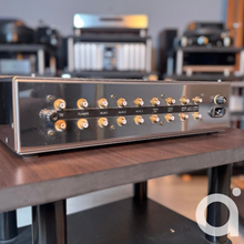 Load image into Gallery viewer, Jadis Defy 7 Tube Pre-Amplifier + DPL Tube Power Amplifier SET
