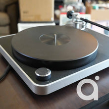 Load image into Gallery viewer, Clearaudio Concept w/ Benz Micro ACE L Cartridge
