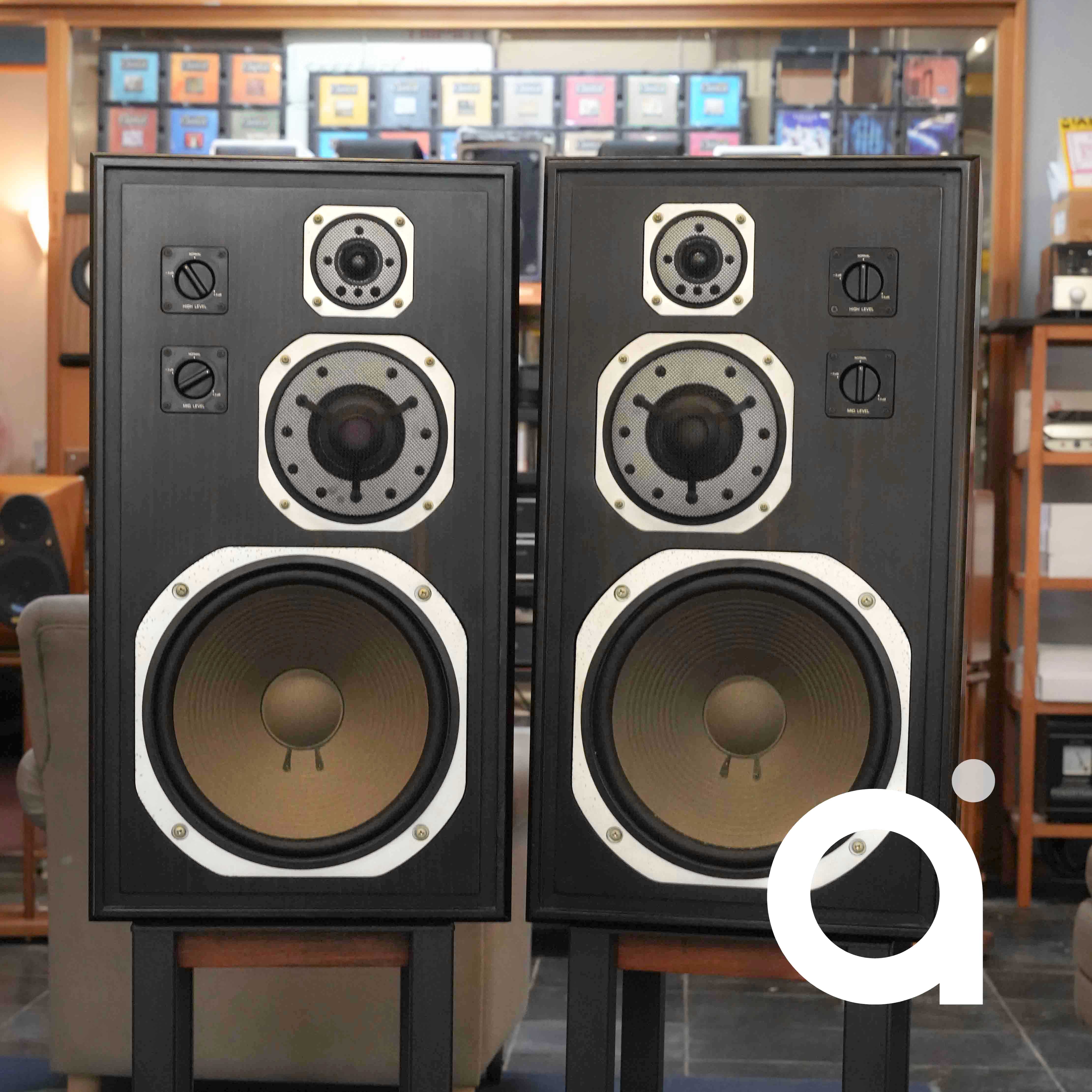 YAMAHA NS1000 /w Wharfedale Stand