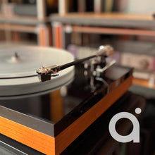 Load image into Gallery viewer, Bauer dPS turntable + Clearaudio Stradivari v2 cartridge
