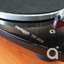 Load image into Gallery viewer, Thorens TD 209
